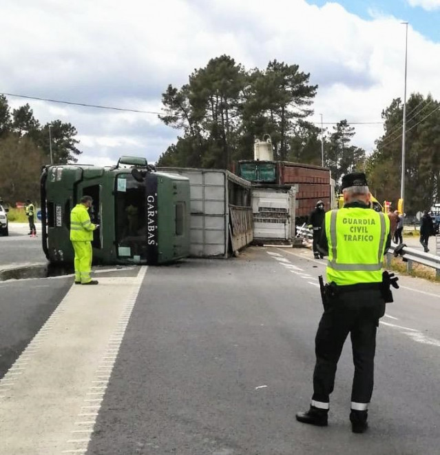 Un camión que transportaba cerdos vuelca en O Carballiño