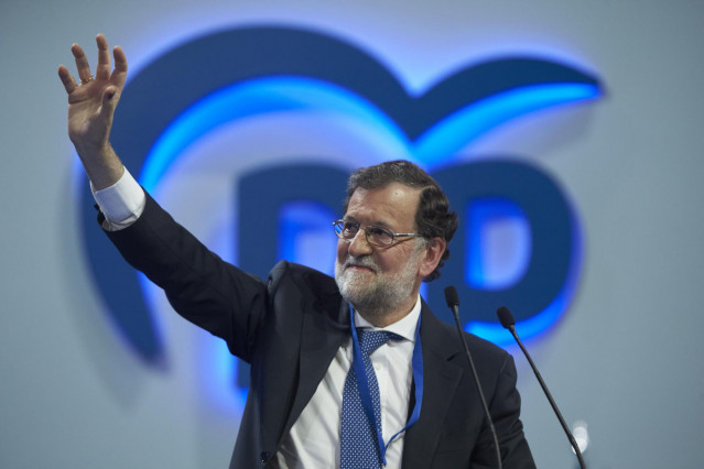 El presidente del Gobierno, Mariano Rajoy, en el Palacio de Congresos y Exposiciones de Sevilla (FIBES) para participar en el XX Congreso extraordinario del PP, a 1 de abril de 2022, en Sevilla, Andalucía (España). El Partido Popular encumbrará en este co