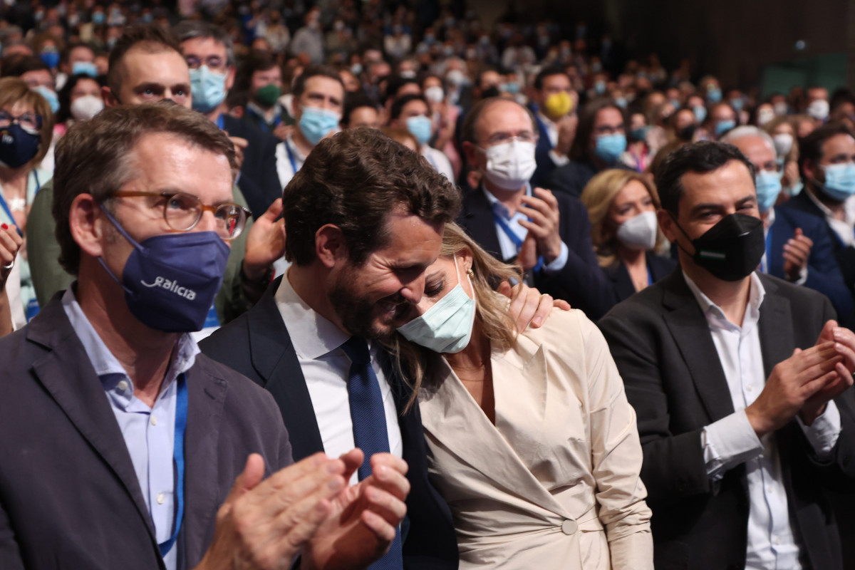 EuropaPress 4356331 presidente saliente pablo casado mujer despues intervencion palacio