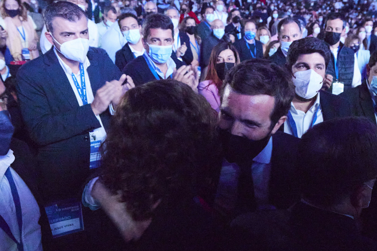 EuropaPress 4356271 presidenta comunidad madrid isabel diaz ayuso saluda presidente saliente (1)