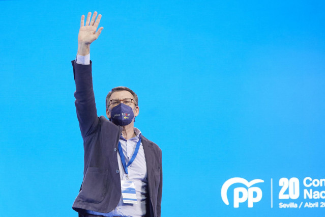 El presidente de la Xunta de Galicia y candidato a la presidencia del PP,  Alberto Núñez Feijóo, saluda en el Palacio de Congresos y Exposiciones de Sevilla (FIBES) para participar en el XX Congreso extraordinario del PP, a 1 de abril de 2022, en Sevilla,
