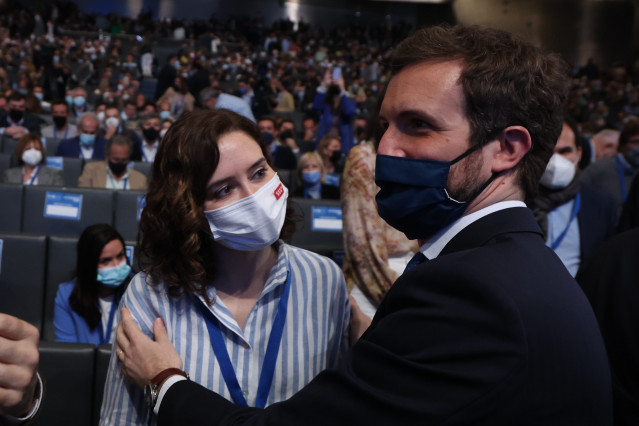 El presidente saliente, Pablo Casado, saluda a la presidenta de la comunidad de Madrid, Isabel Díaz Ayuso, a la llegada al auditorio en el segundo y último día del congreso del PP en la que Alberto Núñez Feijóo sale como nuevo presidente del partido y se
