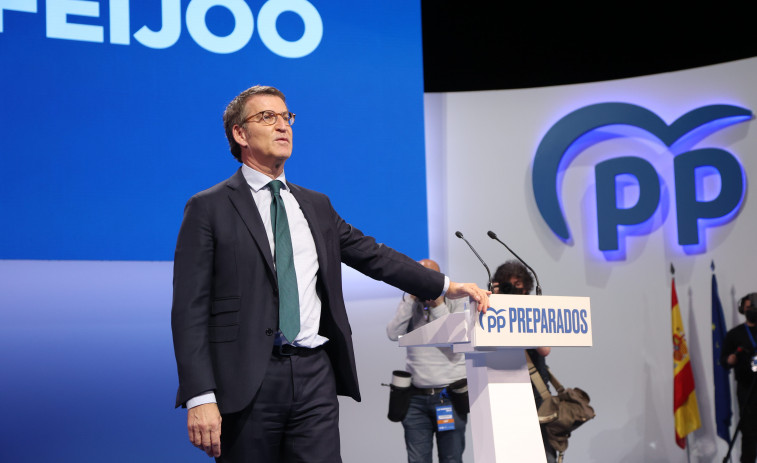 Feijóo, proclamado presidente con el 98% de los votos, se funde en un abrazo con Rueda, su presumible relevo en la Xunta​