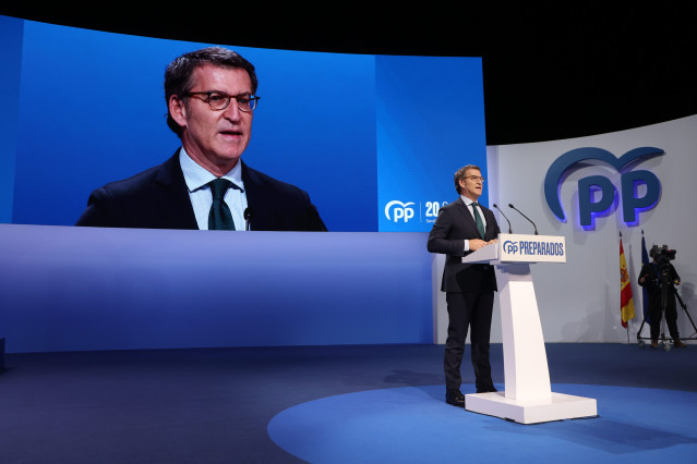 El presidente del partido del PP,  Alberto Núñez Feijóo, durante su intervención en el segundo y último día del congreso del PP en la que Alberto Núñez Feijóo sale como nuevo presidente del partido y se inicia una nueva etapa, con el objetivo de llegar al