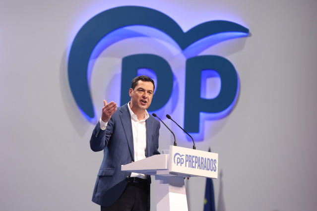 El presidente del PP en Andalucía y presidente de la Junta de Andalucía, Juanma Moreno, durante su intervención en el segundo y último día del congreso del PP en la que Alberto Núñez Feijóo sale como nuevo presidente del partido y se inicia una nueva etap