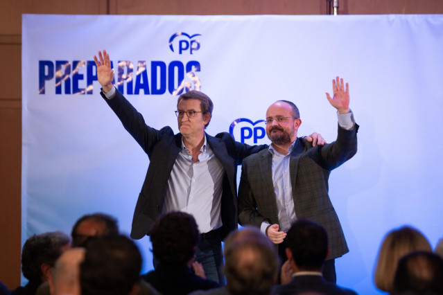 El presidente de la Xunta de Galicia y precandidato a la presidencia del PP nacional, Alberto Núñez Feijóo (i), y el presidente del PP de Catalunya, Alejandro Fernández (d), en la celebración de un acto con afiliados, simpatizantes y cargos del PP de Cata