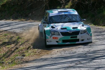 Dos participantes del Rally de Noia heridos al chocar contra un árbol tras caer por un desnivel