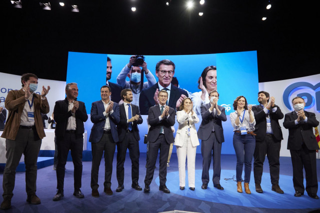 El presidente del partido del PP, Alberto Núñez Feijóo, (c) posa tras su intervención junto al presidente de la Castilla y León, Alfonso Pérez Mañuecos (i), el consejero de Presidencia de la Junta de Andalucía uy Coordinador General del PP, Elías Bendodo,