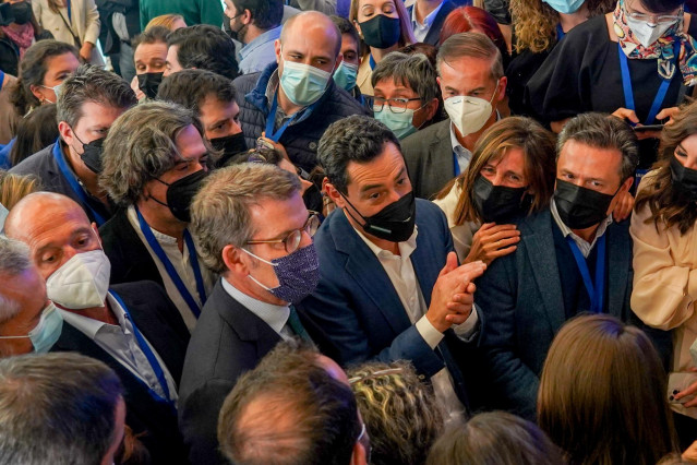 El presidente del partido del PP, Alberto Núñez Feijóo, y el presidente del PP en andalucía, Juanma Moreno, saluda a los periodistas  en la sala de prensa, en el segundo y último día del congreso del PP en la que Alberto Núñez Feijóo sale como nuevo presi