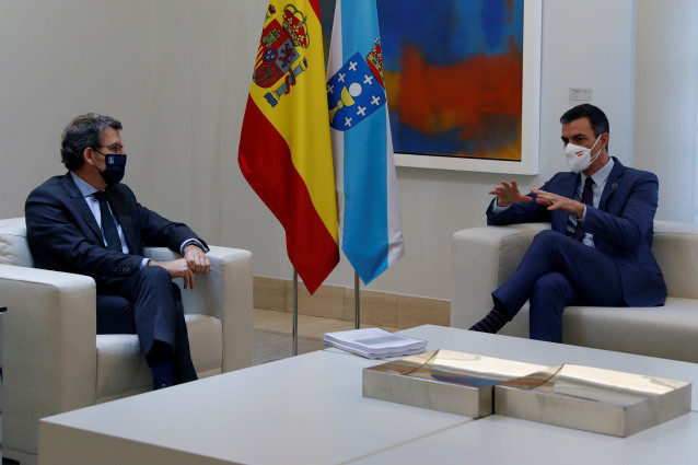 Archivo - Reunión del Presidente Del Gobierno, Pedro Sánchez (D) y el presidente de La Xunta, Alberto Nuñez Feijoo (I), En El Palacio De La Moncloa,