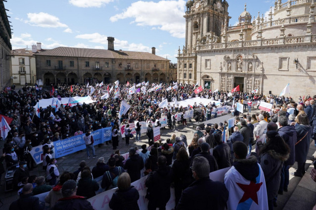 Manifestantes protestan en contra de la subida de los precios de la luz, en la Plaza da Quintana, a 3 de abril de 2022, en Santiago de Compostela