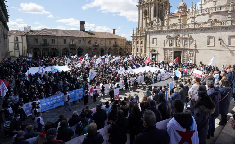 El BNG moviliza a miles de gallegos que claman en Santiago contra la subida de precios que 