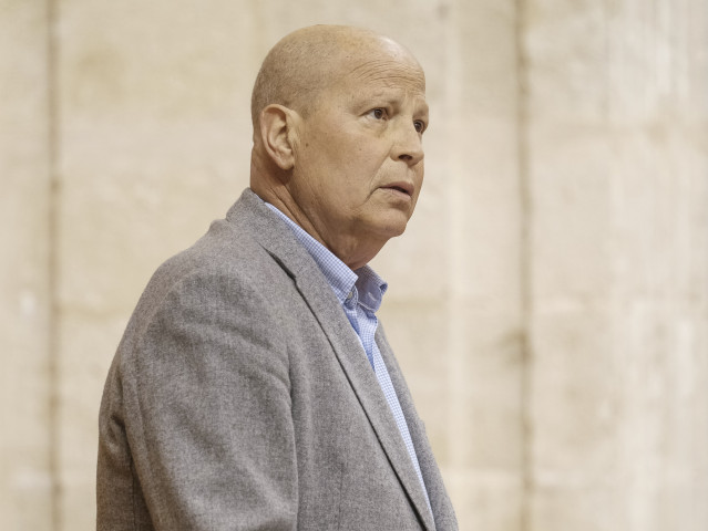 El consejero de Educación y Deportes, Javier Imbroda, durante la Sesión Ordinaria en el Parlamento de Andalucía, a 9 de marzo de 2022 en Sevilla (Andalucía, España).