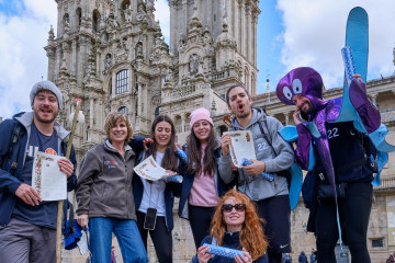 Influencers a su llegada a Santiago.
