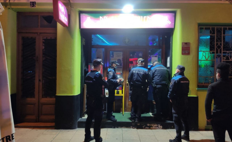 Un estriptis ilegal causa una intervención de la Policía Local de Lugo este fin de semana en un bar latino