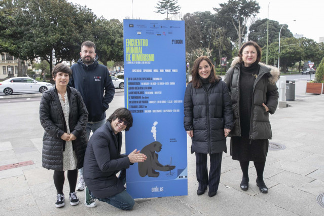 El director artístico del EMHU, Luis Piedrahita, ha presentado el contenido del festival este lunes en la sede de Afundación, acompañado por la alcaldesa de A Coruña, Inés Rey