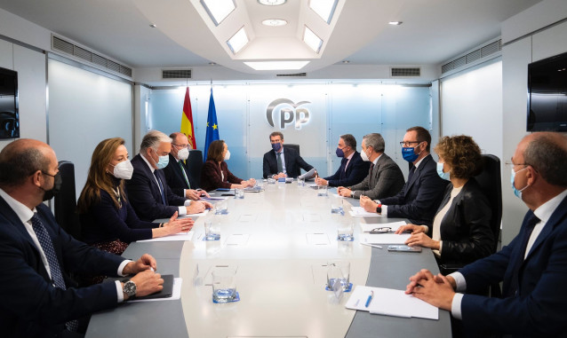 El presidente del PP, Alberto Núñez Feijóo, preside la primera reunión del comité de dirección del  PP, tras ser elegido este fin de semana líder del partido. En  Madrid, a 4 de abril de 2022.