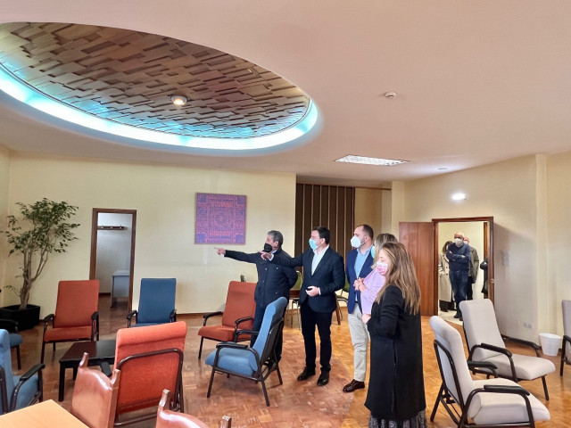 El presidente de la Diputación de A Coruña, Valentín González Formoso, visita el IES Rosalía Mera, que acogerá a personas refugiadas de Ucrania