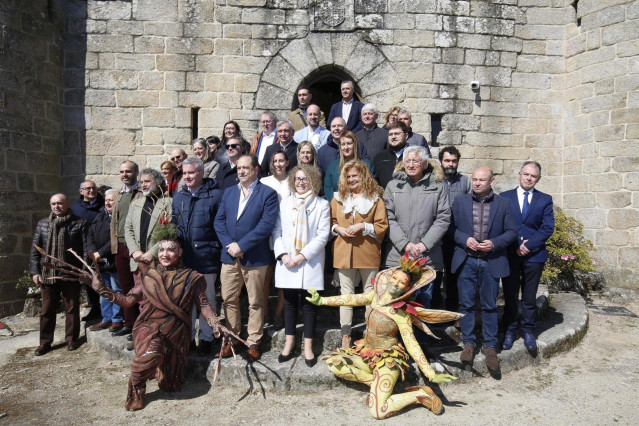 La presidenta de la Diputación de Pontevedra, Carmela Silva, junto a la alcaldesa de Ponteareas, Cristina Fernández, y otros regidores de la comarca de Condado-Paradanta, en la inauguración de la musealización del Castillo de Sobroso.