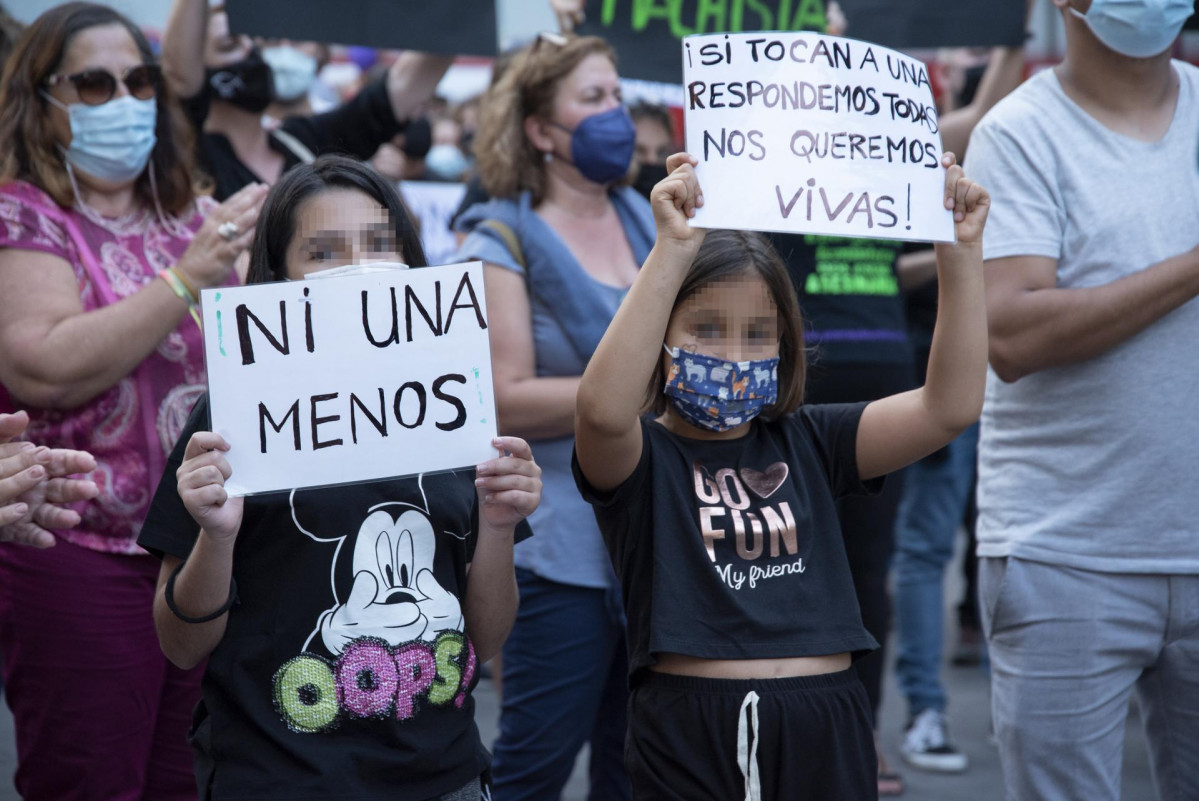 Archivo - Dos niñas, participan en una concentración feminista en la Plaza de la Candelaria
