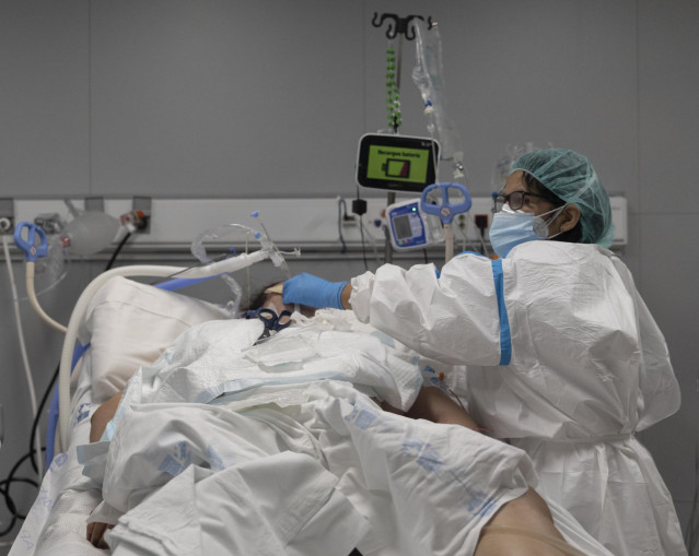 Archivo - Un sanitario alrededor de un paciente ingresado en la UCI del Hospital Enfermera Isabel Zendal, a 13 de enero de 2022, en Madrid (España).