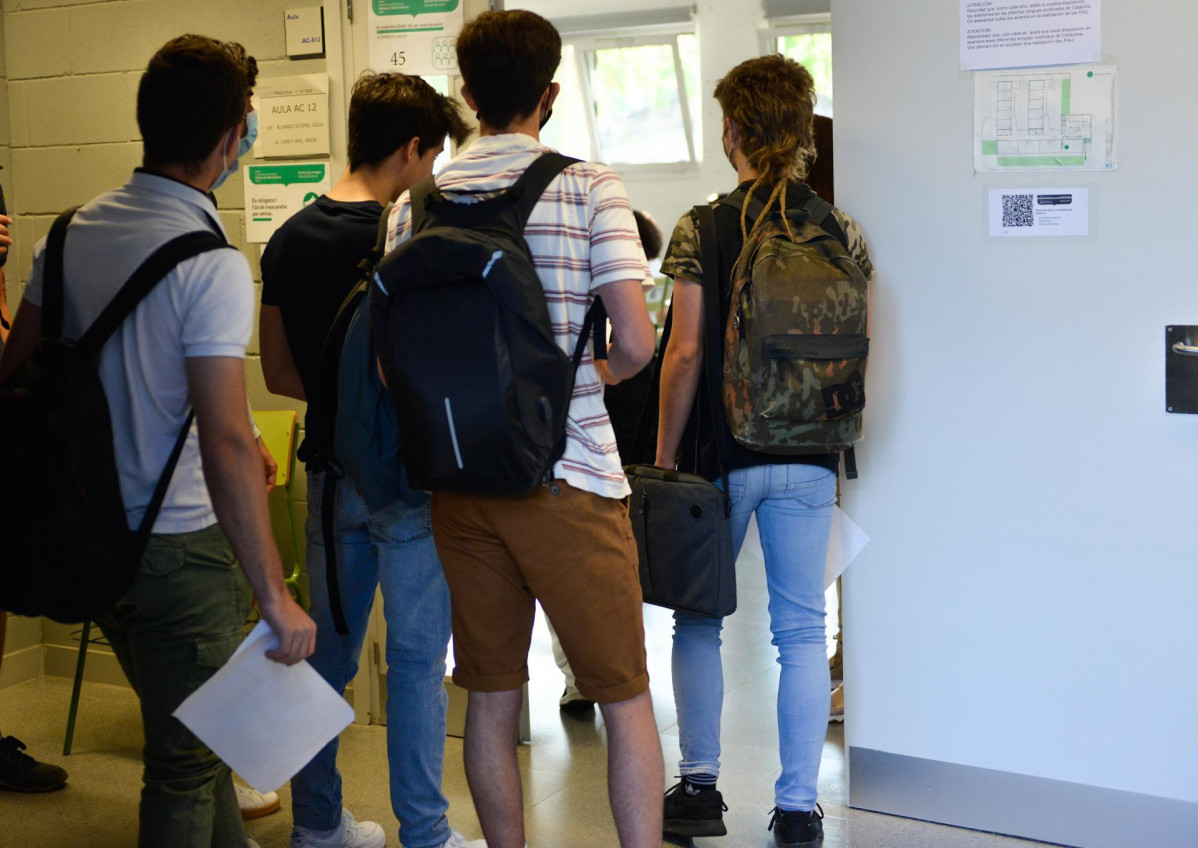 Archivo - Un grupo de estudiantes, hace cola para entrar a un aula de la Facultad de Ciencias del Campus Montilivi de la Universidad de Girona y comenzar los exámenes de selectividad 2021, a 8 de jun