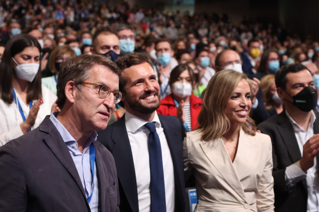 El presidente saliente, Pablo Casado (c), con su esposa y el presidente de la Xunta de Galicia y candidato a la presidencia del PP, Alberto Núñez Feijóo (i),  después de su intervención en el Palacio de Congresos y Exposiciones de Sevilla (FIBES) para par