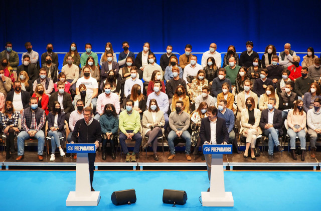 (I-D) El candidato a la Presidencia del Partido Popular, Alberto Núñez Feijóo, y el presidente en funciones de Castilla y León, Alfonso Fernández Mañueco, intervienen en un acto público en Valladolid, a 19 de marzo de 2022, en Valladolid, Castilla y León