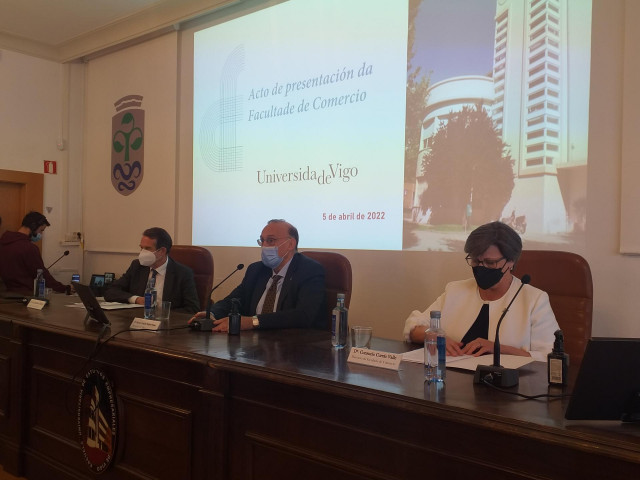 El alcalde de Vigo, Abel Caballero; el rector de la UVigo, Manuel Reigosa; y la decana de la Facultad de Comercio, Consuelo Currás.