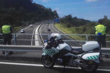 La Guardia Civil intercepta en Vilalba a un joven de 25 años que iba en su moto a 257 km/h