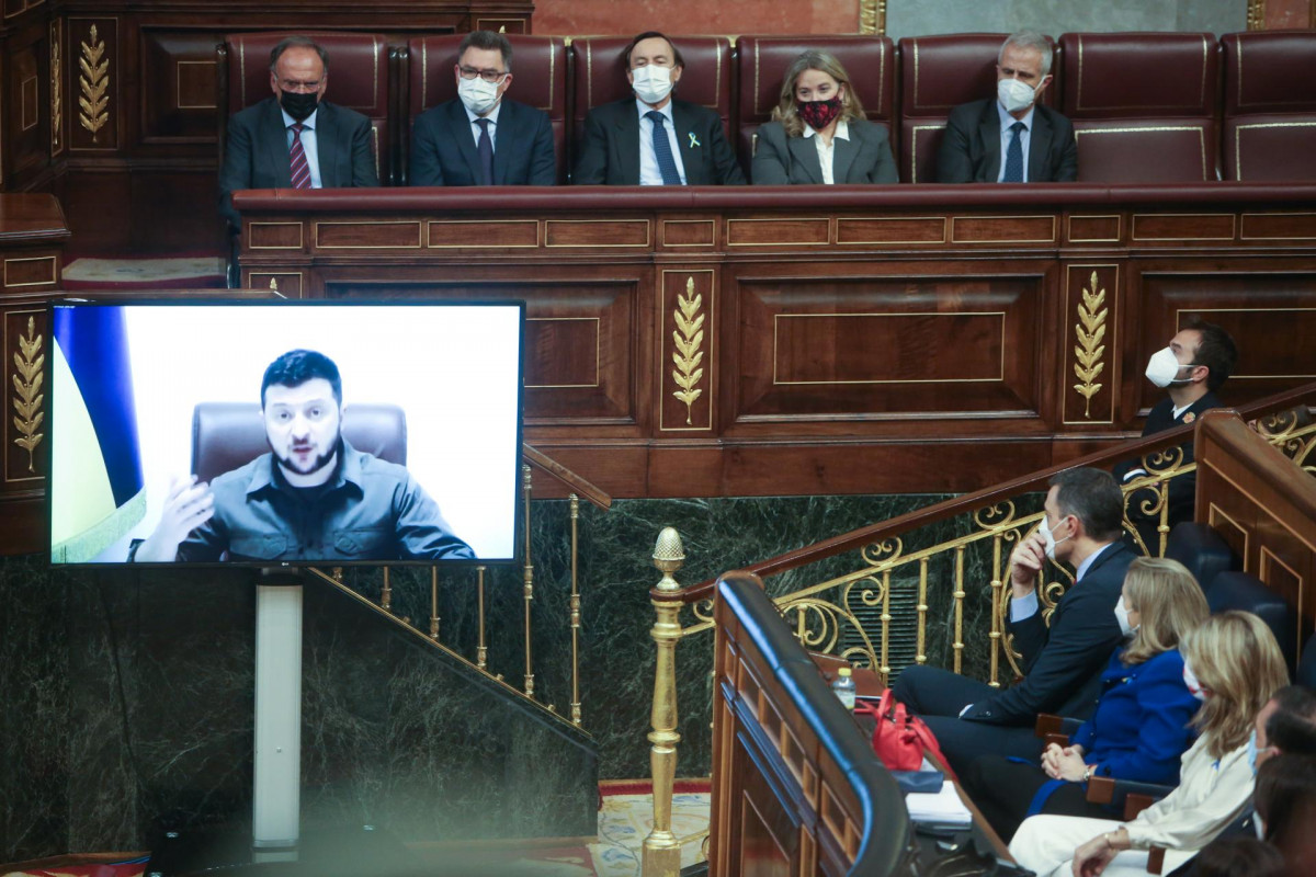 El presidente de Ucrania, Volodímir Zelenski, interviene telemáticamente en el hemiciclo del Congreso