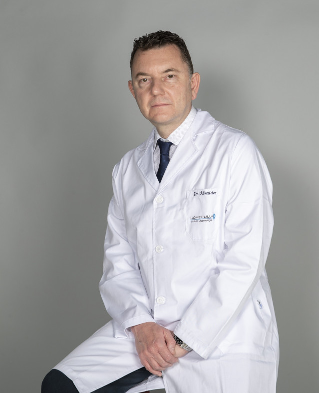 Archivo - El oftalmólogo del CHUS Maximino Abraldes, nuevo presidente de la Sociedad Gallega de Oftalmología.