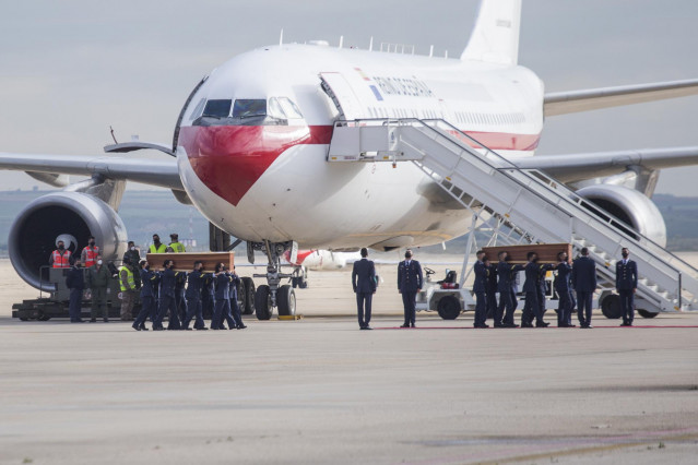 Archivo - Militares sostienen los féretros de los periodistas españoles, David Beriáin y Roberto Fraile, asesinados en Burkina Faso, a 30 de abril de 2021, en la Base Aérea de Torrejón de Ardoz, Madrid, (España). Los periodistas David Beriáin y Roberto Fr