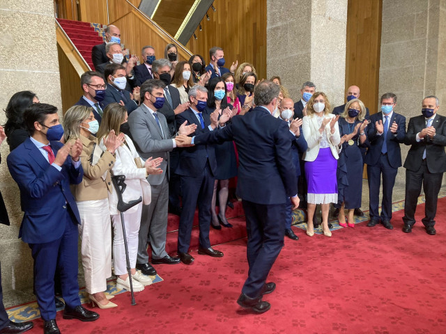 Foto de familia de Feijóo con sus diputados.