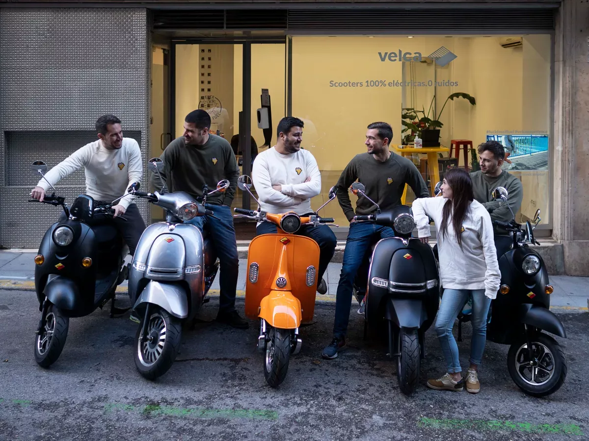 Los fundadores de Velca con Emilio Froju00e1n (CEO) segundo por la izquierda fotografiados por Laura Flores en una foto de la compau00f1u00eda