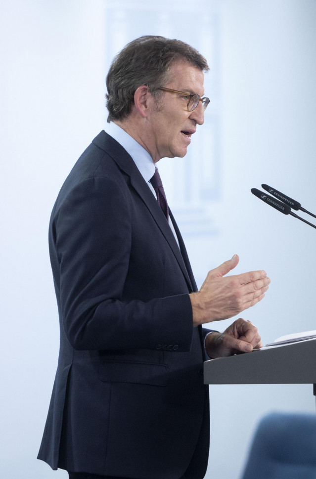 El presidente nacional del PP, Alberto Núñez Feijóo, comparece tras la reunión con el presidente del Gobierno, en La Moncloa, a 7 de abril de 2022, en Madrid (España).