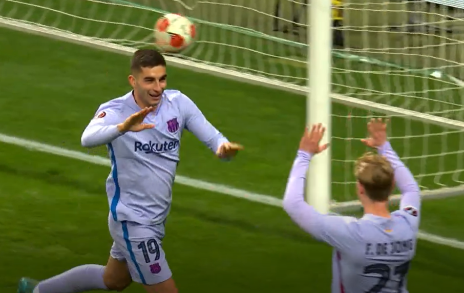 Ferru00e1n Torres celebra su gol tras una gran combinaciu00f3n con De Jong en Frankfurt