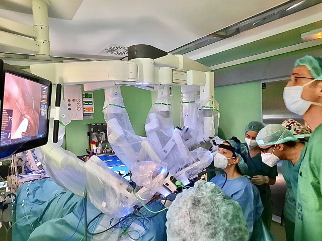 Otorrinos del Complexo Hospitalario Universitario de Pontevedra operan por primera vez con el robot quirúrgico Da Vinci.