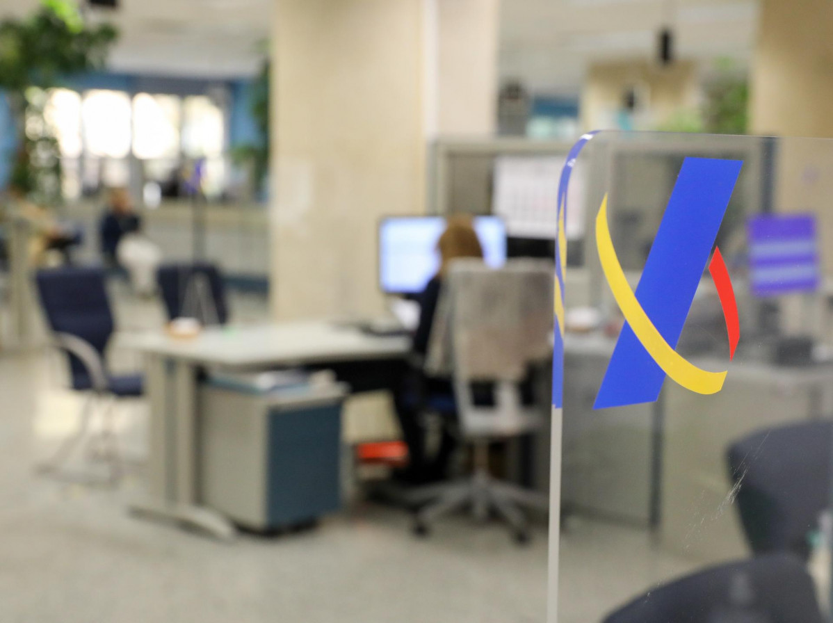 Una empleada trabaja en una oficina de la Agencia Tributaria un día antes de que dé comienzo el inicio por internet de la Campaña de la Renta 2021