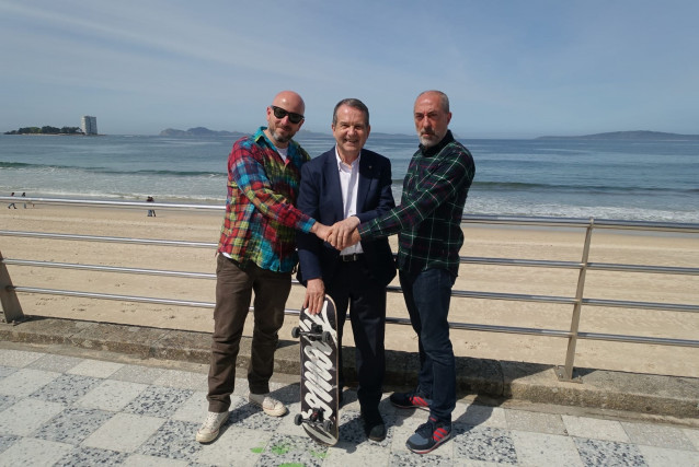 De izquierda a derecha, el organizador del Festival, Piti Domínguez, junto al alcalde de Vigo, Abel Caballero, y el director de O Marisquiño, Joako Ezpeleta.