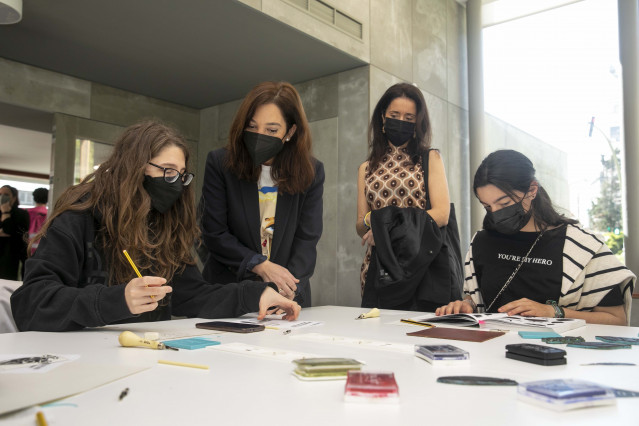 La alcaldesa de A Coruña, Inés Rey, inaugura el nuevo centro juvenil O Remanso