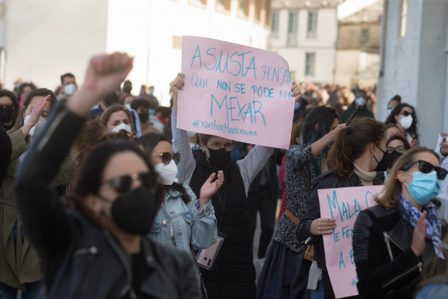 Archivo - Varias mujeres participan en una manifestación en apoyo a las 87 mujeres que en 2019 fueron grabadas “sin autorización”, a 4 de abriil de 2021, en San Cibrao, Lugo, Galicia (España). Esta manifestación busca dar su apoyo a las 87 mujeres que fue
