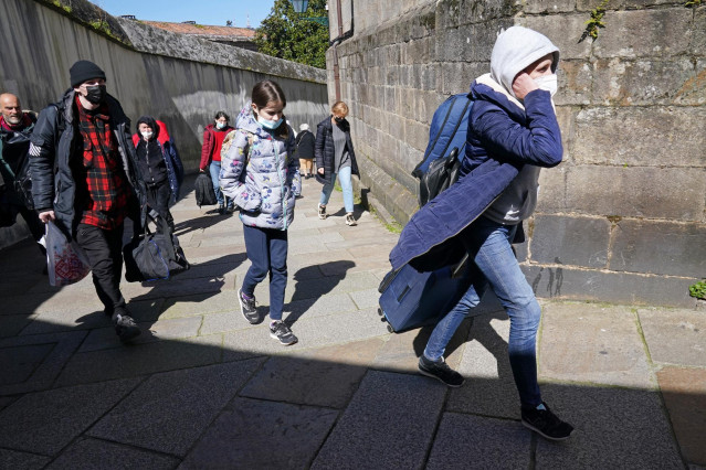 Un grupo de refugiados ucranianos a su llegada desde un autobús a Santiago de Compostela