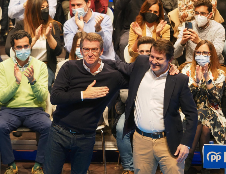 Feijóo sortea la foto con Vox en la toma de posesión de Mañueco: programa un encuentro con sindicatos y empresarios