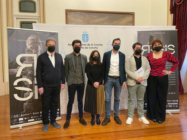 La alcadesa de A Coruña, Inés Rey, el director artístico del festival, Hugo Gómez-Chao, y el director de la Axencia Galega das Industrias Culturais (Agadic), Jacobo Sutil, han presentado el Festival RESIS 2022 este lunes La alcadesa de A Coruña, Inés Rey, el director artístico del festival, Hugo Gómez-Chao, y el director de la Axencia Galega das Industrias Culturais (Agadic), Jacobo Sutil, han presentado el Festival RESIS 2022 este lunes