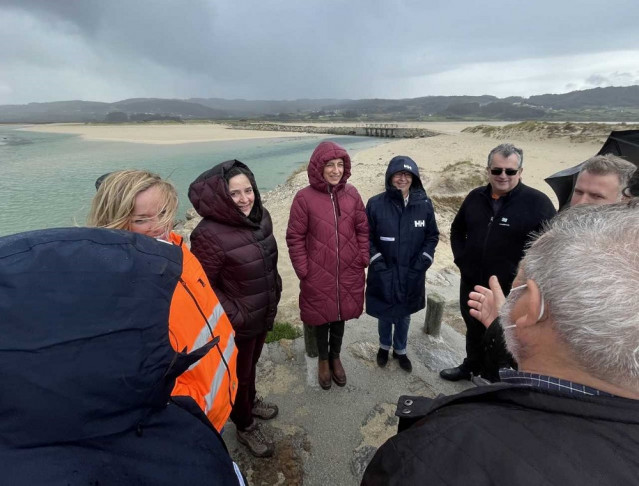 La conselleira de Medio Ambiente, Territorio e Vivenda, Ángeles Vázquez, y la conselleira do Mar, Rosa Quintana, visitan la laguna de Baldaio, en Carballo (A Coruña)