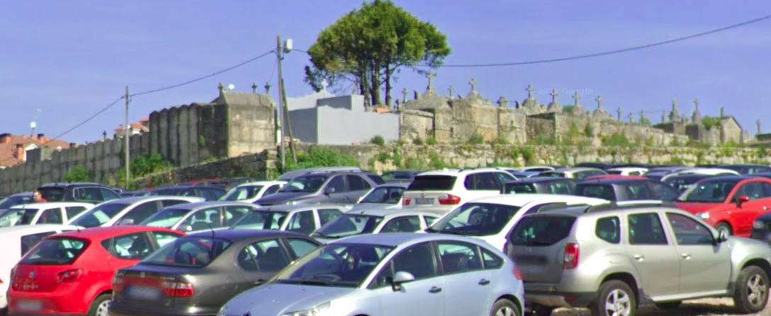 El aparcamiento de Altamira en Cangas fue habilitado hace unos pocos años pero en verano es frecuente no encontrar sitio