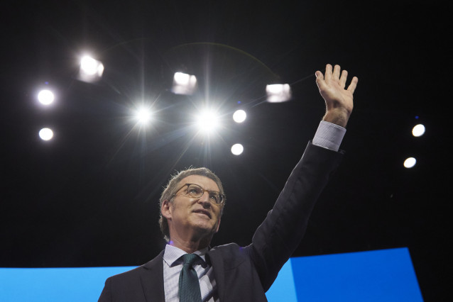 El presidente del PP, Alberto Núñez Feijóo, tras ser elegido en el Congreso Nacional de Sevilla.