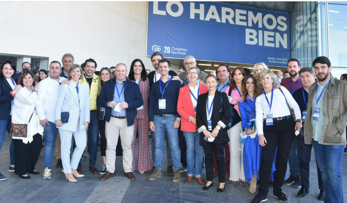 Delegación del PP de Santiago en el reciente congreso de Sevilla con Verea en el centro abrazado por el presidente del PP de A Coruu00f1a Diego Calvo y arropado por otros cargos del partido