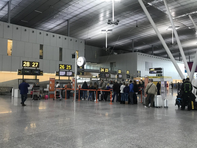 Archivo - Cola de facturación en el Aeropuerto de Santiago.